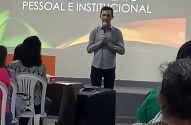 Prefeitura de Tapiraí promove palestra com funcionários da educação